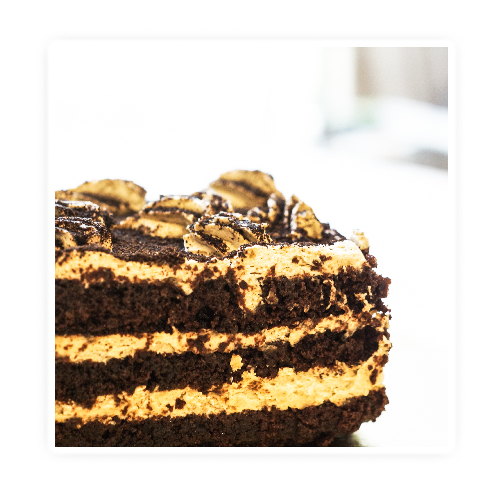 ciasto tiramisu – delikatny , jasny biszkopt nasączony kawą i ponczem.