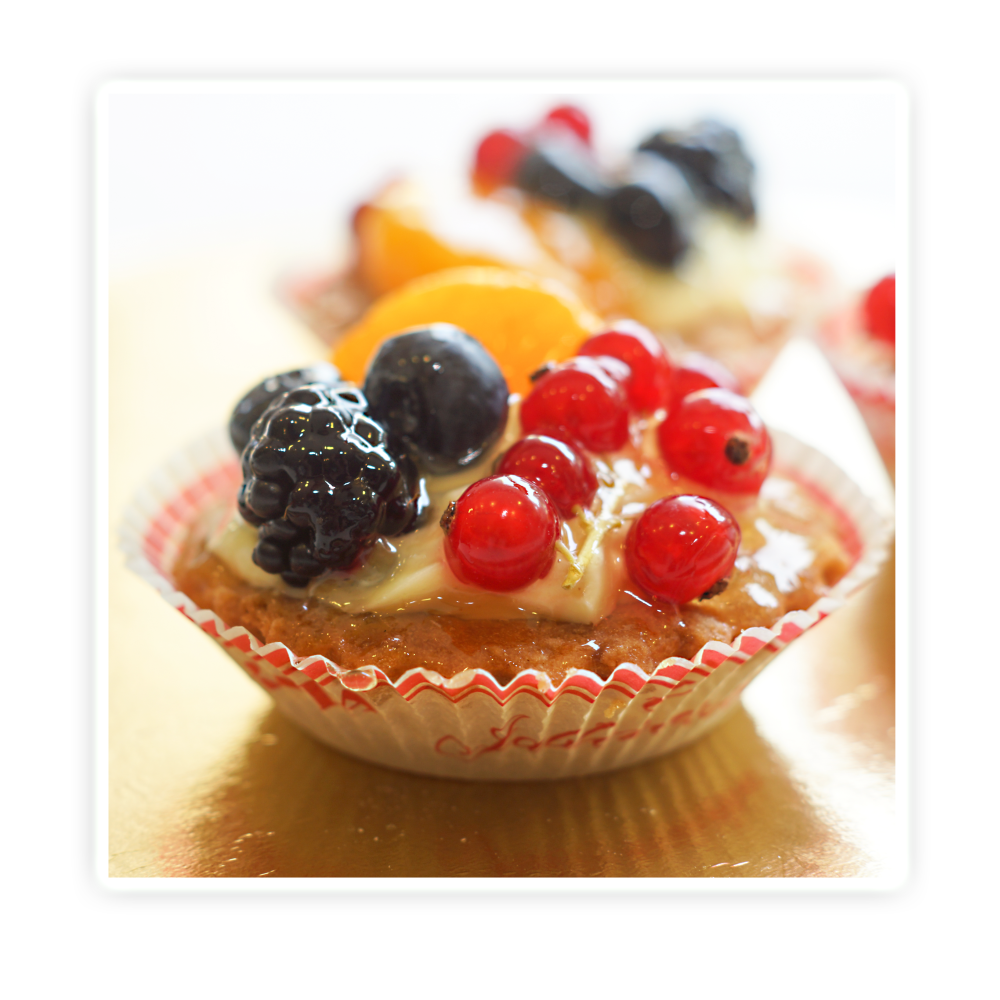 Korpus z ciasta kruchego wypełniony kremem budyniowym i dodatkiem świeżych (pożeczek, jeżyn, mandarynek)