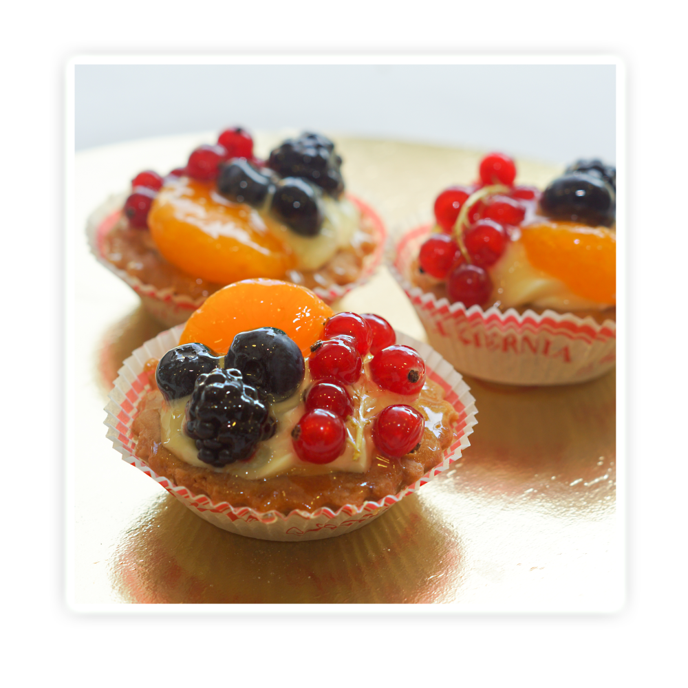 Korpus z ciasta kruchego wypełniony kremem budyniowym i dodatkiem świeżych (owoców)